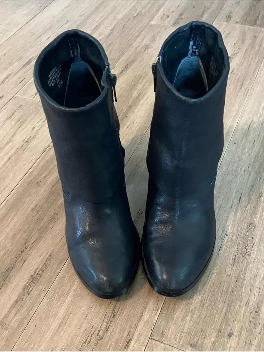 Nine West women black leather fold over heeled side zip ankle boot. Size 8.5